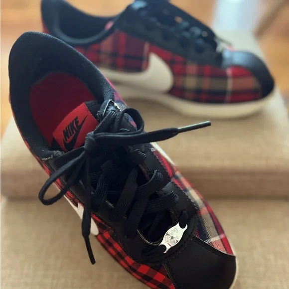 Nike Black and Red Sneakers Size 5Y - Picture 8 of 14